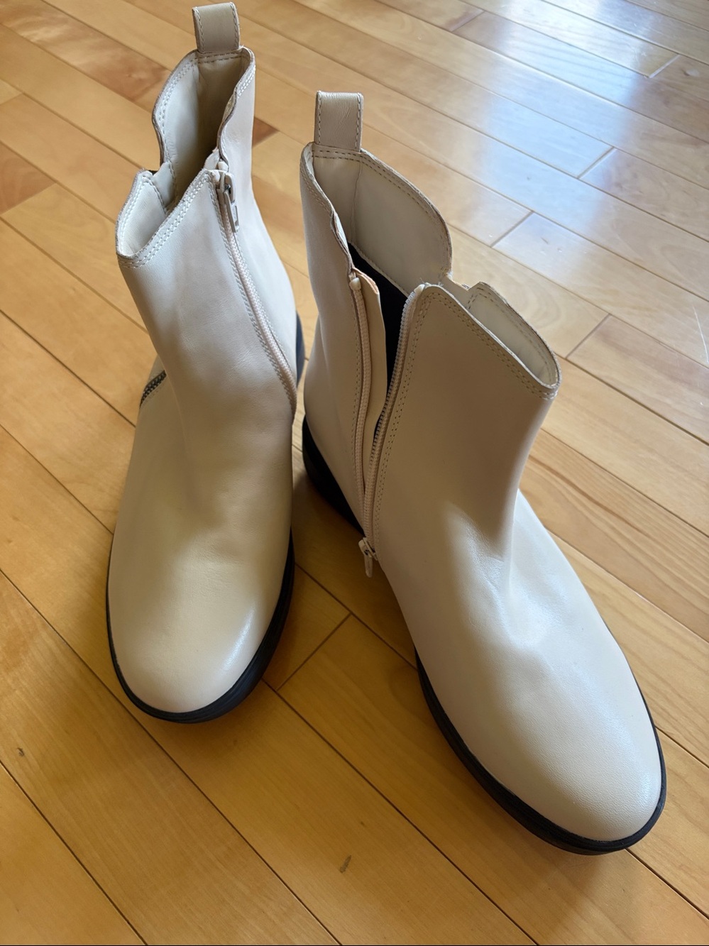 Naturalizer Women’s Cream Leather Ankle Boot with Side Zip